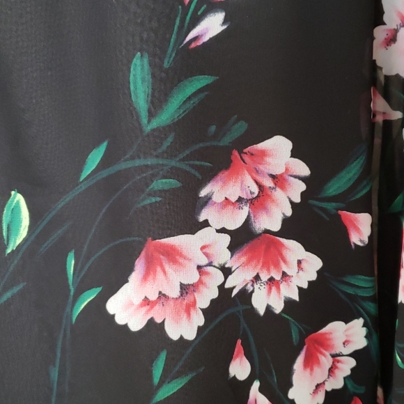 Express top with Cape sleeves, black with flowers, medium - Picture 3 of 6